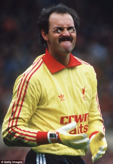 Hành động kẹp đồng xu lên mắt khó hiểu của thủ môn Liverpool, Bruce Grobbelaar trong trận derby Đỏ 1985.